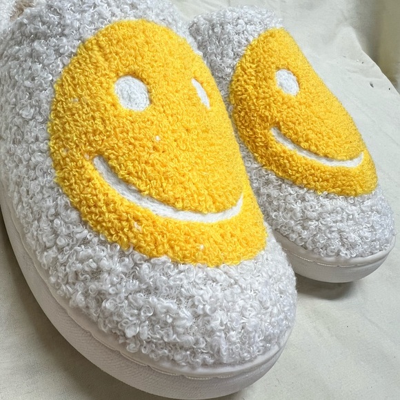 Smiley face slippers 7-8 - Picture 5 of 7